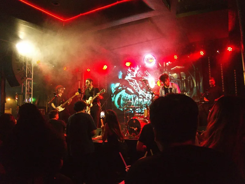 El viernes tuvimos noche de tributo doble a Arctic Monkeys por parte de @solosierramx y a The Strokes por @el.derrame y la invitacion especial de @vertigobandmxl