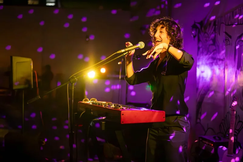 Ahora si lo prometido es deuda la galería de @jimenagonik el pasado domingo en @kioskoens @lacapillaens sin duda me llevo una grata sorpresa de tan bonita vibra #ensenada #music #canon #photo #concert