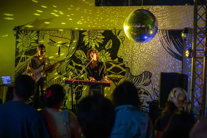 Ahora si lo prometido es deuda la galería de @jimenagonik el pasado domingo en @kioskoens @lacapillaens sin duda me llevo una grata sorpresa de tan bonita vibra #ensenada #music #canon #photo #concert