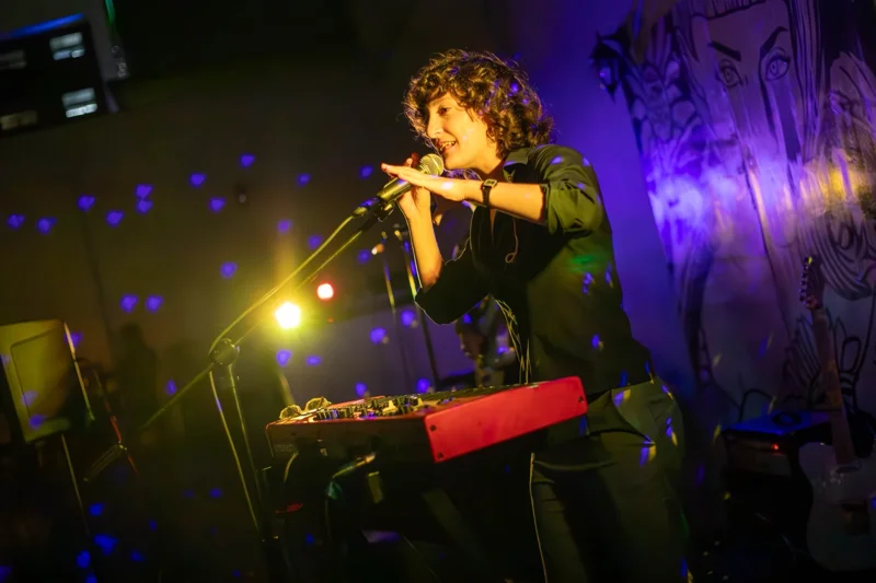 Ahora si lo prometido es deuda la galería de @jimenagonik el pasado domingo en @kioskoens @lacapillaens sin duda me llevo una grata sorpresa de tan bonita vibra #ensenada #music #canon #photo #concert