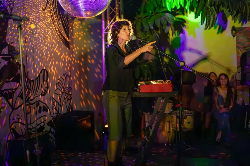 Ahora si lo prometido es deuda la galería de @jimenagonik el pasado domingo en @kioskoens @lacapillaens sin duda me llevo una grata sorpresa de tan bonita vibra #ensenada #music #canon #photo #concert