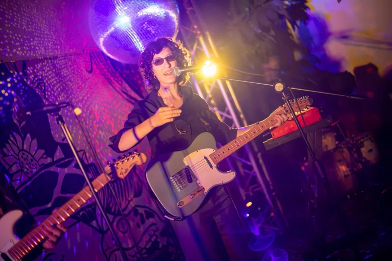 Ahora si lo prometido es deuda la galería de @jimenagonik el pasado domingo en @kioskoens @lacapillaens sin duda me llevo una grata sorpresa de tan bonita vibra #ensenada #music #canon #photo #concert
