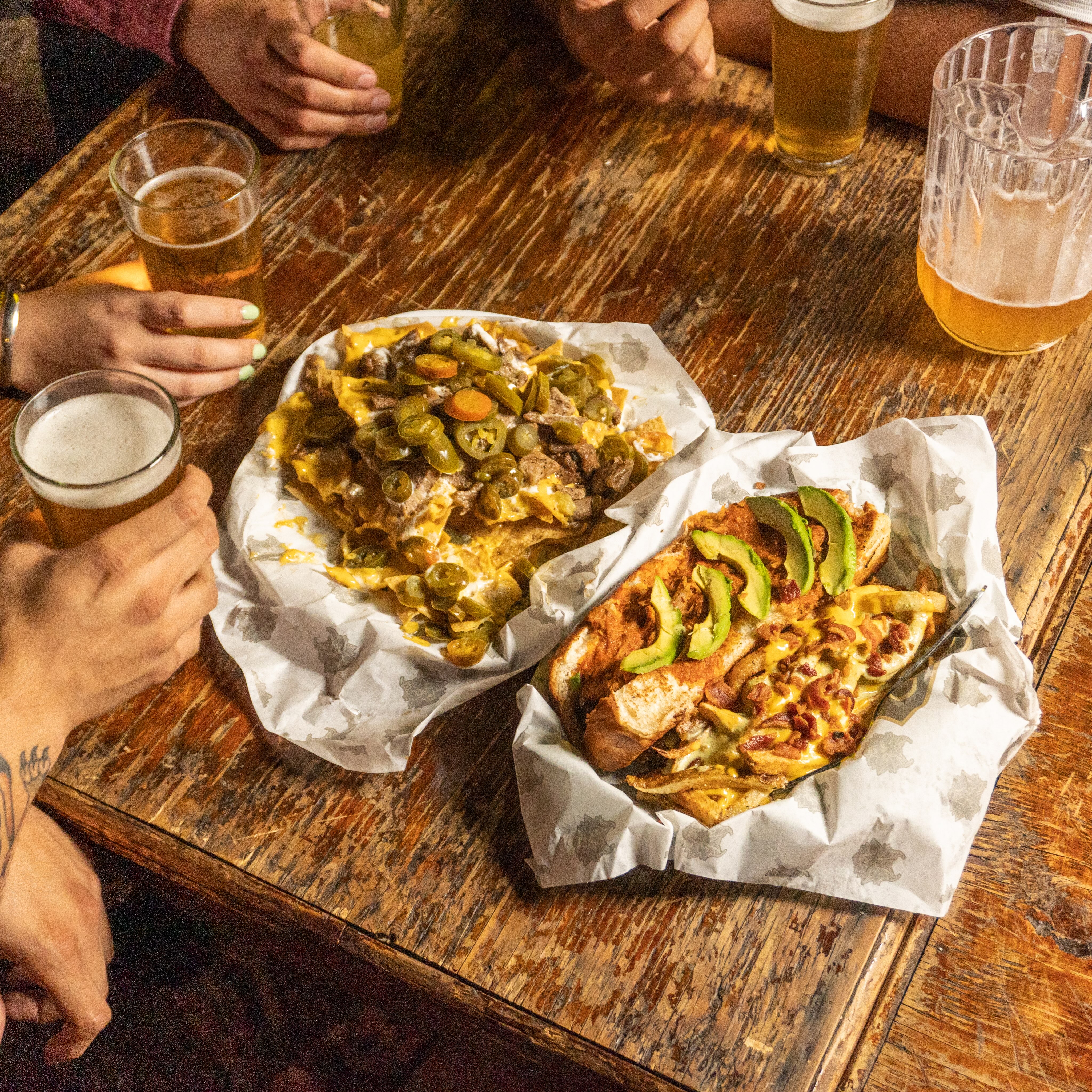 🐺🍻 VIERNES DE MANADA – AVERNO 🍻🐺
La semana termina, el trabajo queda atrás y la taberna vuelve a reunir a los tuyos.

Hoy toca ocupar la mesa, levantar la primera pinta y dejar que la noche avance entre cerveza fría, buen festín y mejores historias. 🔥

📍 Nos vemos hoy en Averno Cervecería.
📲 Etiqueta a la manada con la que empiezas el fin de semana.