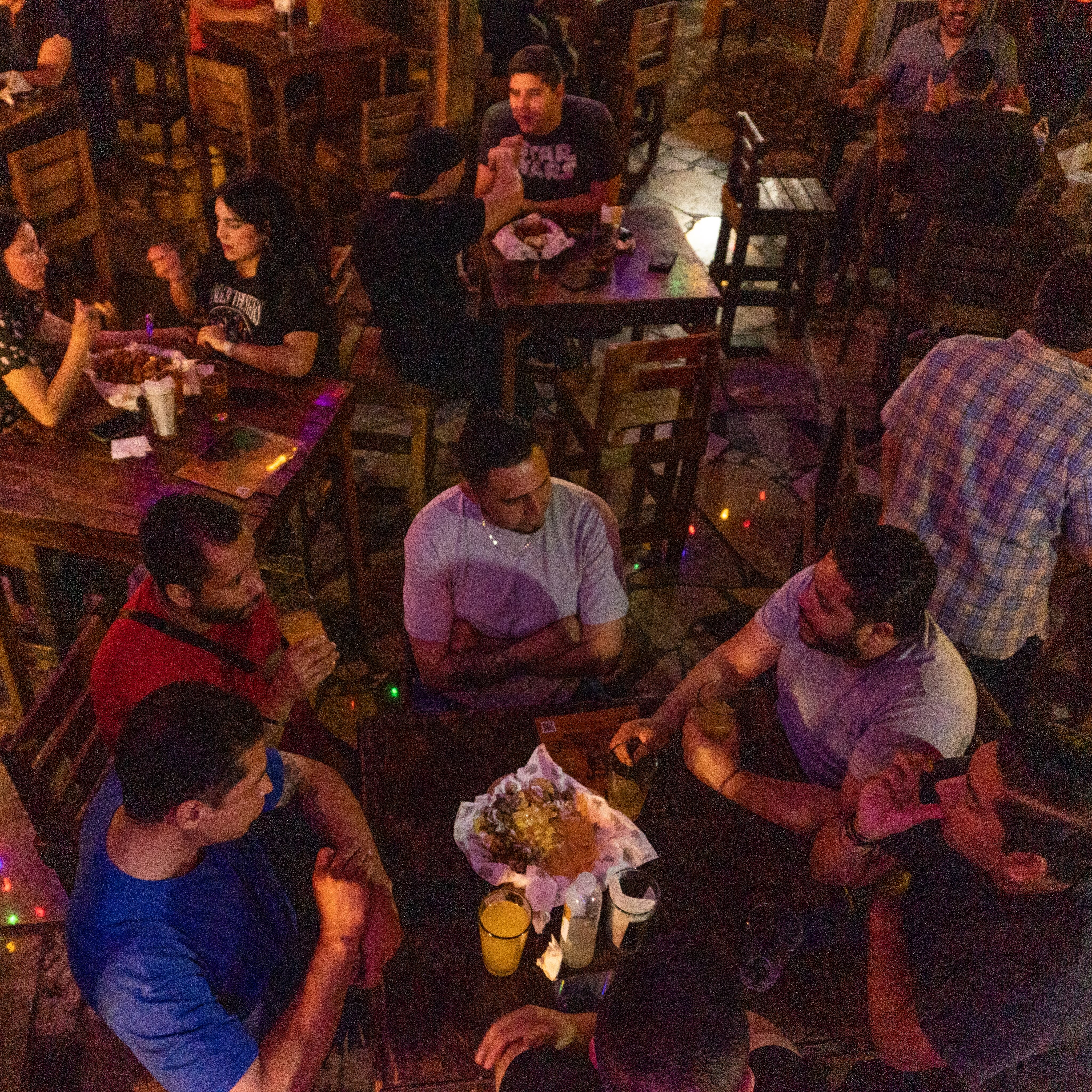 🐺🍻 VIERNES DE MANADA – AVERNO 🍻🐺
La semana termina, el trabajo queda atrás y la taberna vuelve a reunir a los tuyos.

Hoy toca ocupar la mesa, levantar la primera pinta y dejar que la noche avance entre cerveza fría, buen festín y mejores historias. 🔥

📍 Nos vemos hoy en Averno Cervecería.
📲 Etiqueta a la manada con la que empiezas el fin de semana.