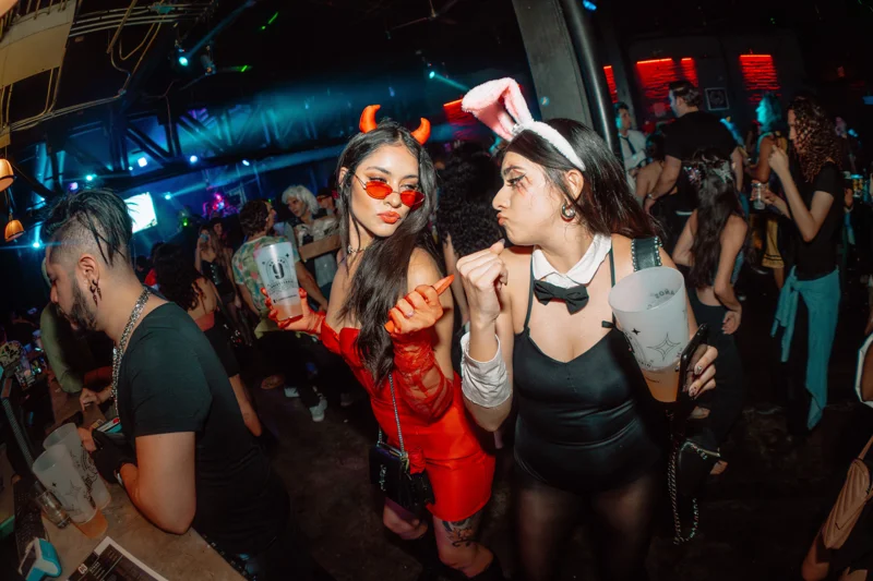 9 AÑOS DE MUCHA FIESTA 🎈

Aquí no venimos a espantarnos 😈🔥 

Vamos a enfiestarnos 🗣️🫵🏻🎃⚠️

🎭 **$5,000 EN EFECTIVO** 💸 Así que ponte creativo y arma tu disfraz como si fueras el protagonista de tu propia pesadilla ⚠️

📍 @c3stage 📅 31 de Octubre 🎟️ En taquillas y en el link nuestro perfil @ticketnowmexico