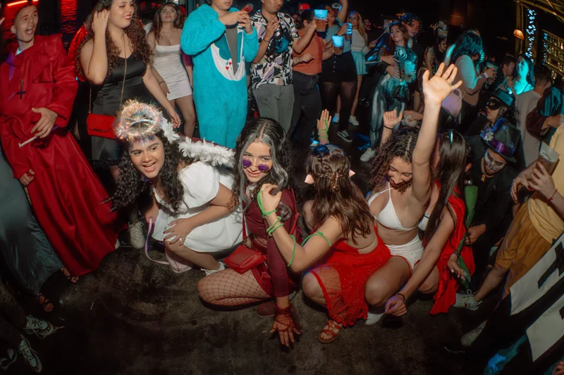 9 AÑOS DE MUCHA FIESTA 🎈

Aquí no venimos a espantarnos 😈🔥 

Vamos a enfiestarnos 🗣️🫵🏻🎃⚠️

🎭 **$5,000 EN EFECTIVO** 💸 Así que ponte creativo y arma tu disfraz como si fueras el protagonista de tu propia pesadilla ⚠️

📍 @c3stage 📅 31 de Octubre 🎟️ En taquillas y en el link nuestro perfil @ticketnowmexico