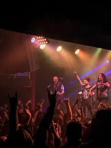 @kabrones_oficial conquista Tijuana con un SOLD OUT

La noche de ayer, Kabrönes llegó al escenario de @blackboxtj Tijuana para ofrecer una noche cargada de rock, nostalgia y grandes clásicos que siguen vigentes 🖤

El público tijuanense respondió desde el primer momento y convirtió el recinto en una verdadera celebración, acompañando a la banda durante una noche que quedará marcada entre los grandes shows de esta temporada.

Una noche que demuestra, una vez más, la fuerza del rock en Tijuana. 🤘🏻🔥

📸 Revive algunos momentos de lo que se vivió anoche.

@delnorte_live