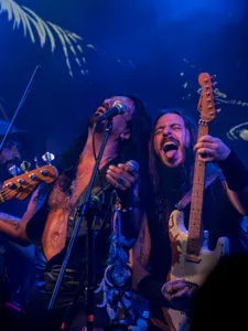 @kabrones_oficial conquista Tijuana con un SOLD OUT

La noche de ayer, Kabrönes llegó al escenario de @blackboxtj Tijuana para ofrecer una noche cargada de rock, nostalgia y grandes clásicos que siguen vigentes 🖤

El público tijuanense respondió desde el primer momento y convirtió el recinto en una verdadera celebración, acompañando a la banda durante una noche que quedará marcada entre los grandes shows de esta temporada.

Una noche que demuestra, una vez más, la fuerza del rock en Tijuana. 🤘🏻🔥

📸 Revive algunos momentos de lo que se vivió anoche.

@delnorte_live