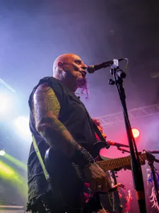 @kabrones_oficial conquista Tijuana con un SOLD OUT

La noche de ayer, Kabrönes llegó al escenario de @blackboxtj Tijuana para ofrecer una noche cargada de rock, nostalgia y grandes clásicos que siguen vigentes 🖤

El público tijuanense respondió desde el primer momento y convirtió el recinto en una verdadera celebración, acompañando a la banda durante una noche que quedará marcada entre los grandes shows de esta temporada.

Una noche que demuestra, una vez más, la fuerza del rock en Tijuana. 🤘🏻🔥

📸 Revive algunos momentos de lo que se vivió anoche.

@delnorte_live