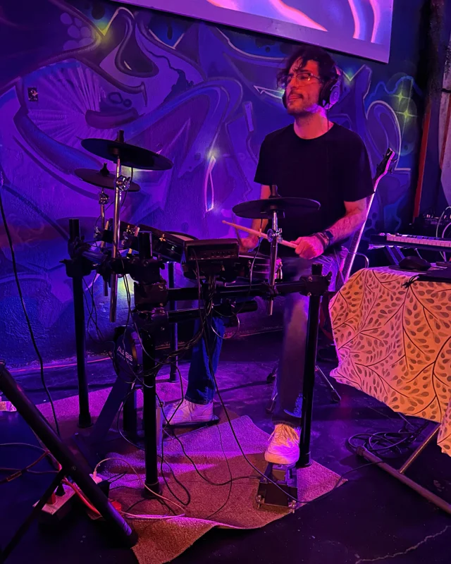 Abriendo la presentación de Mudanza por Eduardo Toquero.
Muchas gracias a @marejada.cafe.cocina.bar por el espacio y a todos los que asistieron 🤩
Los invito a escuchar mi último lanzamiento Fly with us en cualquier plataforma! More to come 💕