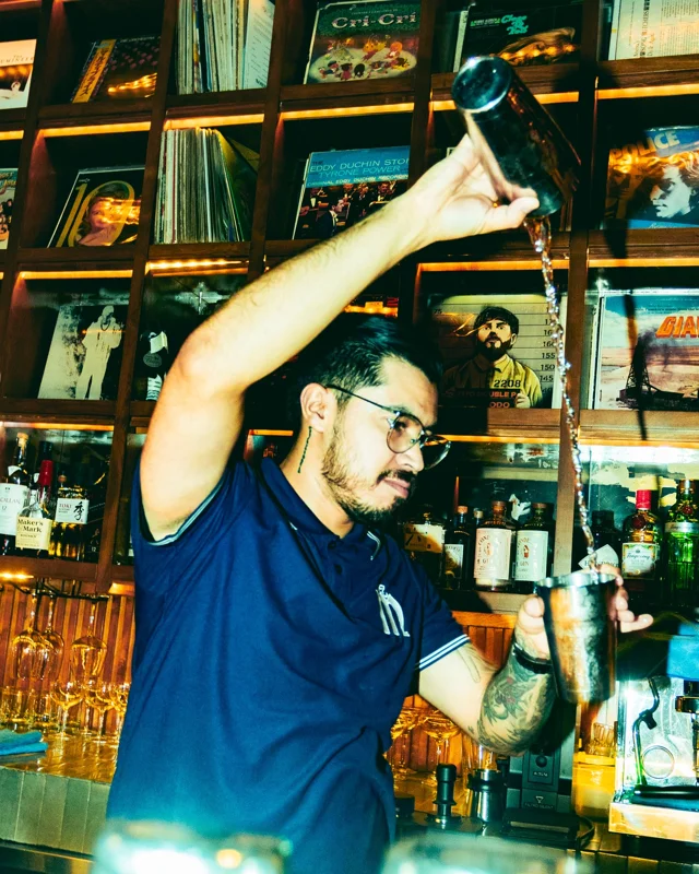 LA FIEBRE DEL MUNDIAL ESTÁ EN EL VINILO, ESTÁ EN EL MANDARÍN.

Este domingo, por ocasión especial, a partir de las 04:00 PM, vamos a proyectar el partido de México contra Inglaterra… Mejor dicho, Maná contra Oasis.

Nuestra agenda para el resto de la semana sigue tal cual, así que los esperamos como todos los días.