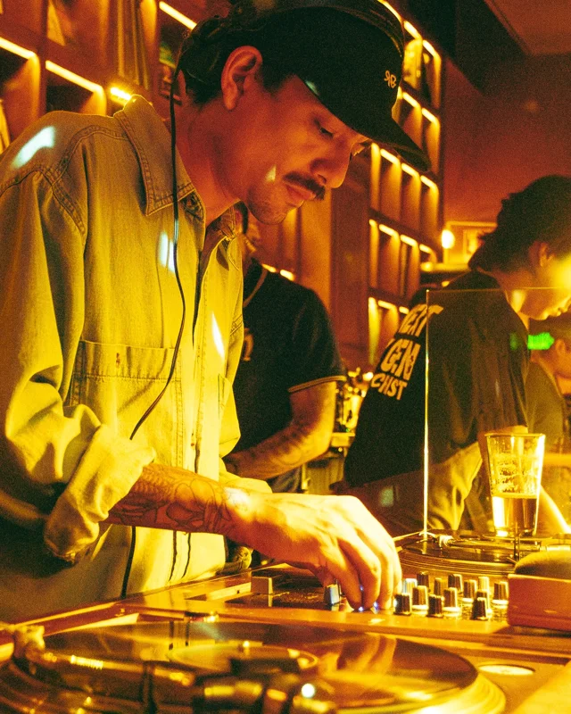 LA FIEBRE DEL MUNDIAL ESTÁ EN EL VINILO, ESTÁ EN EL MANDARÍN.

Este domingo, por ocasión especial, a partir de las 04:00 PM, vamos a proyectar el partido de México contra Inglaterra… Mejor dicho, Maná contra Oasis.

Nuestra agenda para el resto de la semana sigue tal cual, así que los esperamos como todos los días.