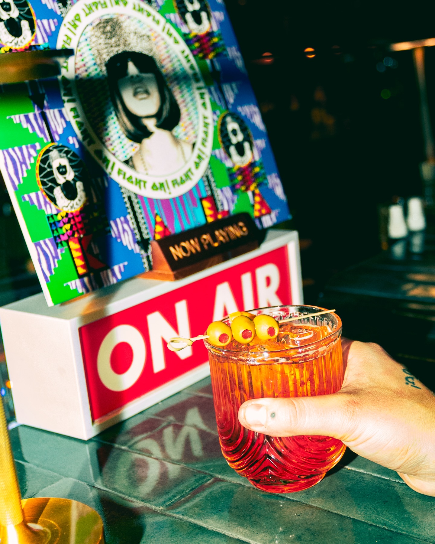 LA FIEBRE DEL MUNDIAL ESTÁ EN EL VINILO, ESTÁ EN EL MANDARÍN.

Este domingo, por ocasión especial, a partir de las 04:00 PM, vamos a proyectar el partido de México contra Inglaterra… Mejor dicho, Maná contra Oasis.

Nuestra agenda para el resto de la semana sigue tal cual, así que los esperamos como todos los días.