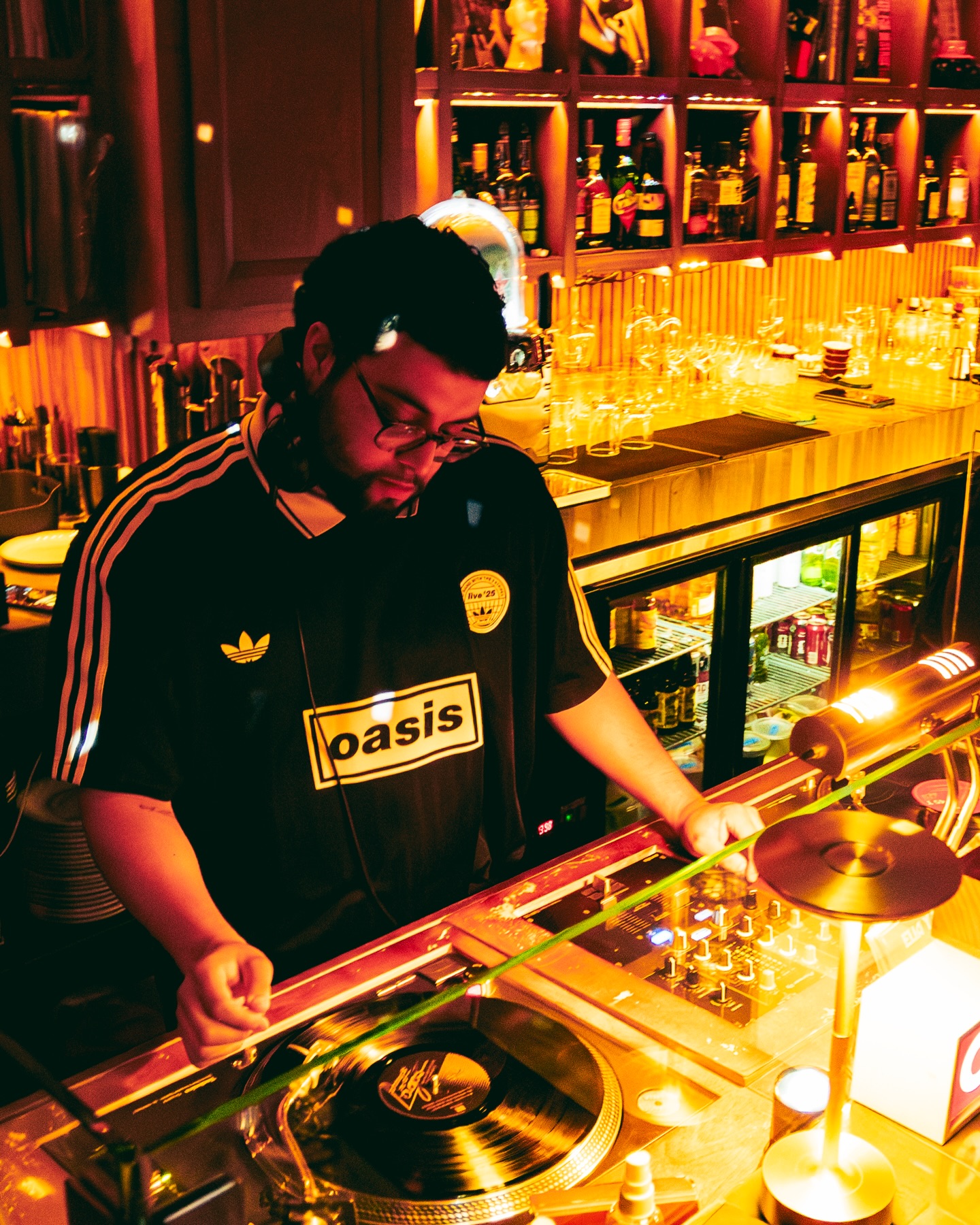 LA FIEBRE DEL MUNDIAL ESTÁ EN EL VINILO, ESTÁ EN EL MANDARÍN.

Este domingo, por ocasión especial, a partir de las 04:00 PM, vamos a proyectar el partido de México contra Inglaterra… Mejor dicho, Maná contra Oasis.

Nuestra agenda para el resto de la semana sigue tal cual, así que los esperamos como todos los días.