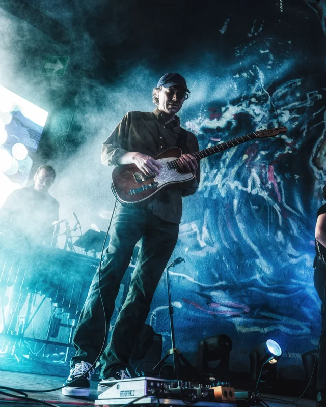 La magia del midwest emo resonando en cada rincón de @houseofvanscdmx. 🎸🛹

El esperado encuentro con American Football (@americnfootball) se convirtió en una de las veladas más íntimas y memorables de #pitchforkcdmx26. La cercanía del recinto creó la atmósfera perfecta para que la melancolía y la precisión técnica de la banda nos envolvieran por completo.🤝

Desde los clásicos fundacionales que definieron a toda una generación, hasta los paisajes sonoros expansivos de su etapa más reciente (LP4), vivimos una noche donde el tiempo pareció detenerse y la nostalgia se volvió catarsis colectiva.🏠🏈

📸 x @makerocha

📸 x @rojo_wr

📸 x @rojo_wr

📸 x @makerocha

📸 x @rojo_wr

📸 x @makerocha

📸 x @rojo_wr

📸 x @makerocha

📸 x @rojo_wr

📸 x @makerocha

📸 x @rojo_wr

📸 x @makerocha

📸 x @rojo_wr

📸 x @makerocha

📸 x @makerocha

📸 x @rojo_wr

📸 x @makerocha

📸 x @makerocha

📸 x @rojo_wr