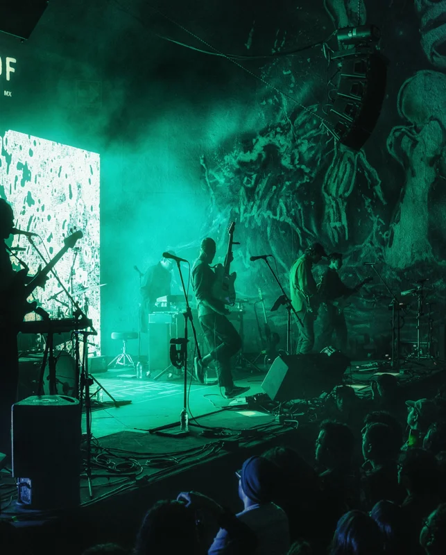 La magia del midwest emo resonando en cada rincón de @houseofvanscdmx. 🎸🛹

El esperado encuentro con American Football (@americnfootball) se convirtió en una de las veladas más íntimas y memorables de #pitchforkcdmx26. La cercanía del recinto creó la atmósfera perfecta para que la melancolía y la precisión técnica de la banda nos envolvieran por completo.🤝

Desde los clásicos fundacionales que definieron a toda una generación, hasta los paisajes sonoros expansivos de su etapa más reciente (LP4), vivimos una noche donde el tiempo pareció detenerse y la nostalgia se volvió catarsis colectiva.🏠🏈

📸 x @makerocha

📸 x @rojo_wr

📸 x @rojo_wr

📸 x @makerocha

📸 x @rojo_wr

📸 x @makerocha

📸 x @rojo_wr

📸 x @makerocha

📸 x @rojo_wr

📸 x @makerocha

📸 x @rojo_wr

📸 x @makerocha

📸 x @rojo_wr

📸 x @makerocha

📸 x @makerocha

📸 x @rojo_wr

📸 x @makerocha

📸 x @makerocha

📸 x @rojo_wr