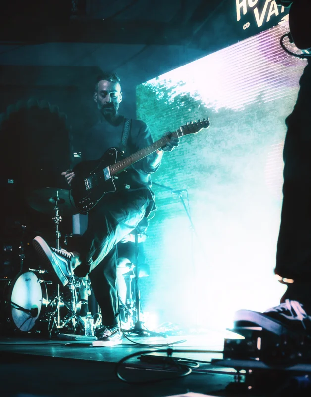 La magia del midwest emo resonando en cada rincón de @houseofvanscdmx. 🎸🛹

El esperado encuentro con American Football (@americnfootball) se convirtió en una de las veladas más íntimas y memorables de #pitchforkcdmx26. La cercanía del recinto creó la atmósfera perfecta para que la melancolía y la precisión técnica de la banda nos envolvieran por completo.🤝

Desde los clásicos fundacionales que definieron a toda una generación, hasta los paisajes sonoros expansivos de su etapa más reciente (LP4), vivimos una noche donde el tiempo pareció detenerse y la nostalgia se volvió catarsis colectiva.🏠🏈

📸 x @makerocha

📸 x @rojo_wr

📸 x @rojo_wr

📸 x @makerocha

📸 x @rojo_wr

📸 x @makerocha

📸 x @rojo_wr

📸 x @makerocha

📸 x @rojo_wr

📸 x @makerocha

📸 x @rojo_wr

📸 x @makerocha

📸 x @rojo_wr

📸 x @makerocha

📸 x @makerocha

📸 x @rojo_wr

📸 x @makerocha

📸 x @makerocha

📸 x @rojo_wr