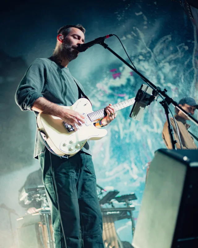 La magia del midwest emo resonando en cada rincón de @houseofvanscdmx. 🎸🛹

El esperado encuentro con American Football (@americnfootball) se convirtió en una de las veladas más íntimas y memorables de #pitchforkcdmx26. La cercanía del recinto creó la atmósfera perfecta para que la melancolía y la precisión técnica de la banda nos envolvieran por completo.🤝

Desde los clásicos fundacionales que definieron a toda una generación, hasta los paisajes sonoros expansivos de su etapa más reciente (LP4), vivimos una noche donde el tiempo pareció detenerse y la nostalgia se volvió catarsis colectiva.🏠🏈

📸 x @makerocha

📸 x @rojo_wr

📸 x @rojo_wr

📸 x @makerocha

📸 x @rojo_wr

📸 x @makerocha

📸 x @rojo_wr

📸 x @makerocha

📸 x @rojo_wr

📸 x @makerocha

📸 x @rojo_wr

📸 x @makerocha

📸 x @rojo_wr

📸 x @makerocha

📸 x @makerocha

📸 x @rojo_wr

📸 x @makerocha

📸 x @makerocha

📸 x @rojo_wr
