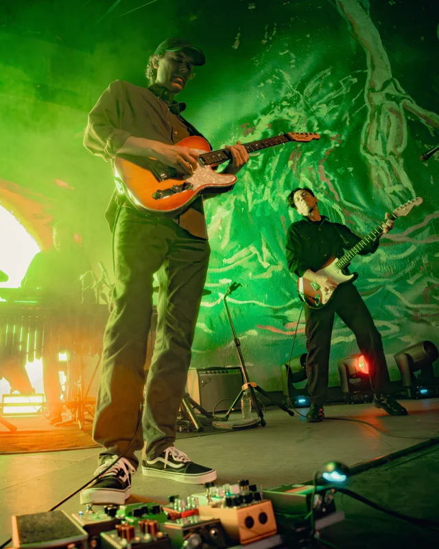 La magia del midwest emo resonando en cada rincón de @houseofvanscdmx. 🎸🛹

El esperado encuentro con American Football (@americnfootball) se convirtió en una de las veladas más íntimas y memorables de #pitchforkcdmx26. La cercanía del recinto creó la atmósfera perfecta para que la melancolía y la precisión técnica de la banda nos envolvieran por completo.🤝

Desde los clásicos fundacionales que definieron a toda una generación, hasta los paisajes sonoros expansivos de su etapa más reciente (LP4), vivimos una noche donde el tiempo pareció detenerse y la nostalgia se volvió catarsis colectiva.🏠🏈

📸 x @makerocha

📸 x @rojo_wr

📸 x @rojo_wr

📸 x @makerocha

📸 x @rojo_wr

📸 x @makerocha

📸 x @rojo_wr

📸 x @makerocha

📸 x @rojo_wr

📸 x @makerocha

📸 x @rojo_wr

📸 x @makerocha

📸 x @rojo_wr

📸 x @makerocha

📸 x @makerocha

📸 x @rojo_wr

📸 x @makerocha

📸 x @makerocha

📸 x @rojo_wr