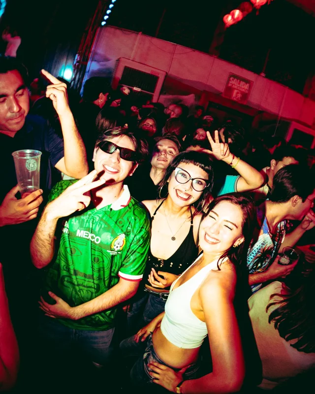 OTRO VERANO EN EL BARRIO… ¡A HIDRATARNOS! 🪩🧊☀️

Ya llegó y ni modo que nos hagamos güeyes, vivimos en Mexicali y estamos listos para recibir esta temporada donde el dancefloor se siente más, el agua es clave y la caída del sol es el mejor momento para llegar al Barrio. 🕺

Es nuestra temporada difícil… Los vamos a cuidar, vamos a hacer que se diviertan y estaremos muy agradecidos con cada uno de ustedes que entre por la puerta a vivir un día con nosotros. ❤️
