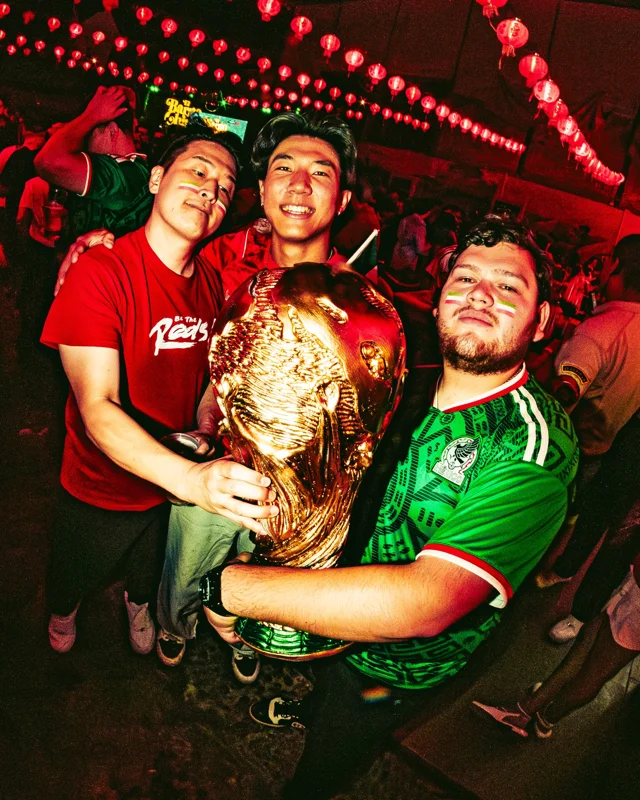 ¡EL BARRIO Y EL FÚTBOL NOS UNIERON! 🐲⚽️

Gracias por estas semanas de estar con nosotros desde temprano, gritando cada gol, bailando cada deejay y sobretodo, sin echar bronca… Un Barrio lleno y que no exista ni un solo empujón, habla mucho de su raza. ❤️

GRACIAS BARRIO, SEGUIMOS CREYENDO Y BAILANDO.