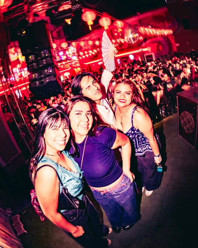 OTRO VERANO EN EL BARRIO… ¡A HIDRATARNOS! 🪩🧊☀️

Ya llegó y ni modo que nos hagamos güeyes, vivimos en Mexicali y estamos listos para recibir esta temporada donde el dancefloor se siente más, el agua es clave y la caída del sol es el mejor momento para llegar al Barrio. 🕺

Es nuestra temporada difícil… Los vamos a cuidar, vamos a hacer que se diviertan y estaremos muy agradecidos con cada uno de ustedes que entre por la puerta a vivir un día con nosotros. ❤️