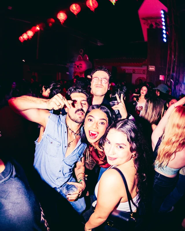 OTRO VERANO EN EL BARRIO… ¡A HIDRATARNOS! 🪩🧊☀️

Ya llegó y ni modo que nos hagamos güeyes, vivimos en Mexicali y estamos listos para recibir esta temporada donde el dancefloor se siente más, el agua es clave y la caída del sol es el mejor momento para llegar al Barrio. 🕺

Es nuestra temporada difícil… Los vamos a cuidar, vamos a hacer que se diviertan y estaremos muy agradecidos con cada uno de ustedes que entre por la puerta a vivir un día con nosotros. ❤️