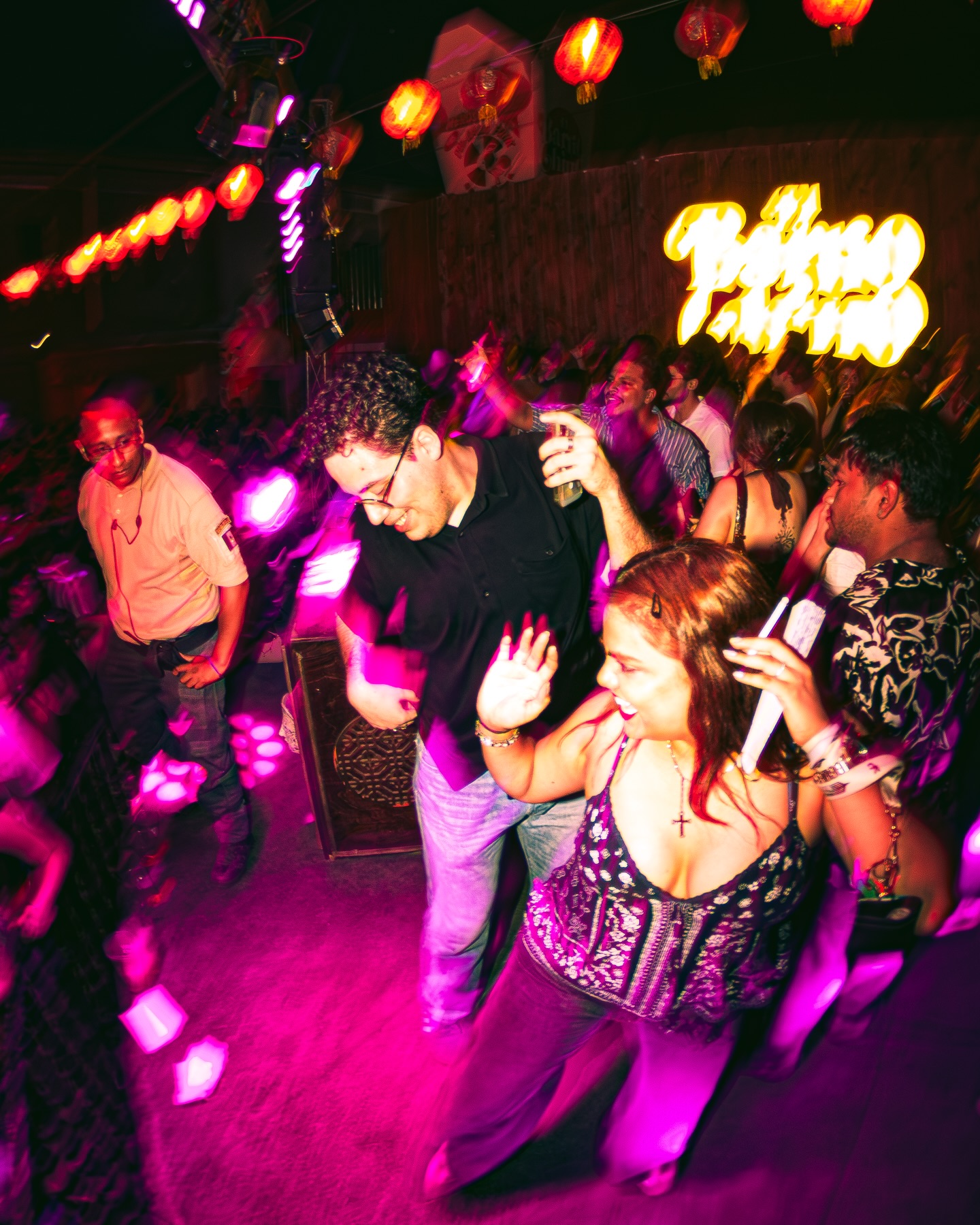 OTRO VERANO EN EL BARRIO… ¡A HIDRATARNOS! 🪩🧊☀️

Ya llegó y ni modo que nos hagamos güeyes, vivimos en Mexicali y estamos listos para recibir esta temporada donde el dancefloor se siente más, el agua es clave y la caída del sol es el mejor momento para llegar al Barrio. 🕺

Es nuestra temporada difícil… Los vamos a cuidar, vamos a hacer que se diviertan y estaremos muy agradecidos con cada uno de ustedes que entre por la puerta a vivir un día con nosotros. ❤️