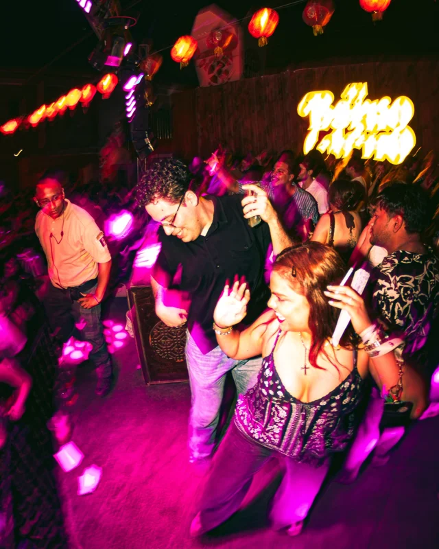 OTRO VERANO EN EL BARRIO… ¡A HIDRATARNOS! 🪩🧊☀️

Ya llegó y ni modo que nos hagamos güeyes, vivimos en Mexicali y estamos listos para recibir esta temporada donde el dancefloor se siente más, el agua es clave y la caída del sol es el mejor momento para llegar al Barrio. 🕺

Es nuestra temporada difícil… Los vamos a cuidar, vamos a hacer que se diviertan y estaremos muy agradecidos con cada uno de ustedes que entre por la puerta a vivir un día con nosotros. ❤️