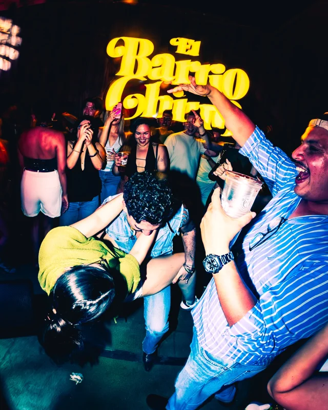 OTRO VERANO EN EL BARRIO… ¡A HIDRATARNOS! 🪩🧊☀️

Ya llegó y ni modo que nos hagamos güeyes, vivimos en Mexicali y estamos listos para recibir esta temporada donde el dancefloor se siente más, el agua es clave y la caída del sol es el mejor momento para llegar al Barrio. 🕺

Es nuestra temporada difícil… Los vamos a cuidar, vamos a hacer que se diviertan y estaremos muy agradecidos con cada uno de ustedes que entre por la puerta a vivir un día con nosotros. ❤️