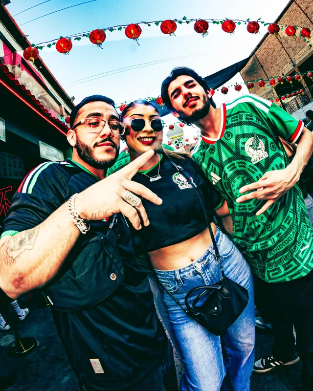 ¡EL BARRIO Y EL FÚTBOL NOS UNIERON! 🐲⚽️

Gracias por estas semanas de estar con nosotros desde temprano, gritando cada gol, bailando cada deejay y sobretodo, sin echar bronca… Un Barrio lleno y que no exista ni un solo empujón, habla mucho de su raza. ❤️

GRACIAS BARRIO, SEGUIMOS CREYENDO Y BAILANDO.