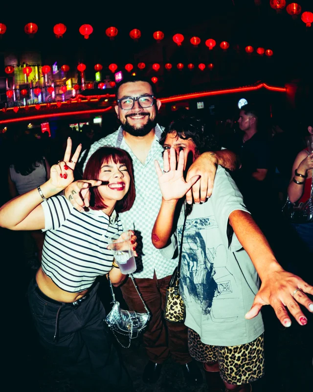 OTRO VERANO EN EL BARRIO… ¡A HIDRATARNOS! 🪩🧊☀️

Ya llegó y ni modo que nos hagamos güeyes, vivimos en Mexicali y estamos listos para recibir esta temporada donde el dancefloor se siente más, el agua es clave y la caída del sol es el mejor momento para llegar al Barrio. 🕺

Es nuestra temporada difícil… Los vamos a cuidar, vamos a hacer que se diviertan y estaremos muy agradecidos con cada uno de ustedes que entre por la puerta a vivir un día con nosotros. ❤️