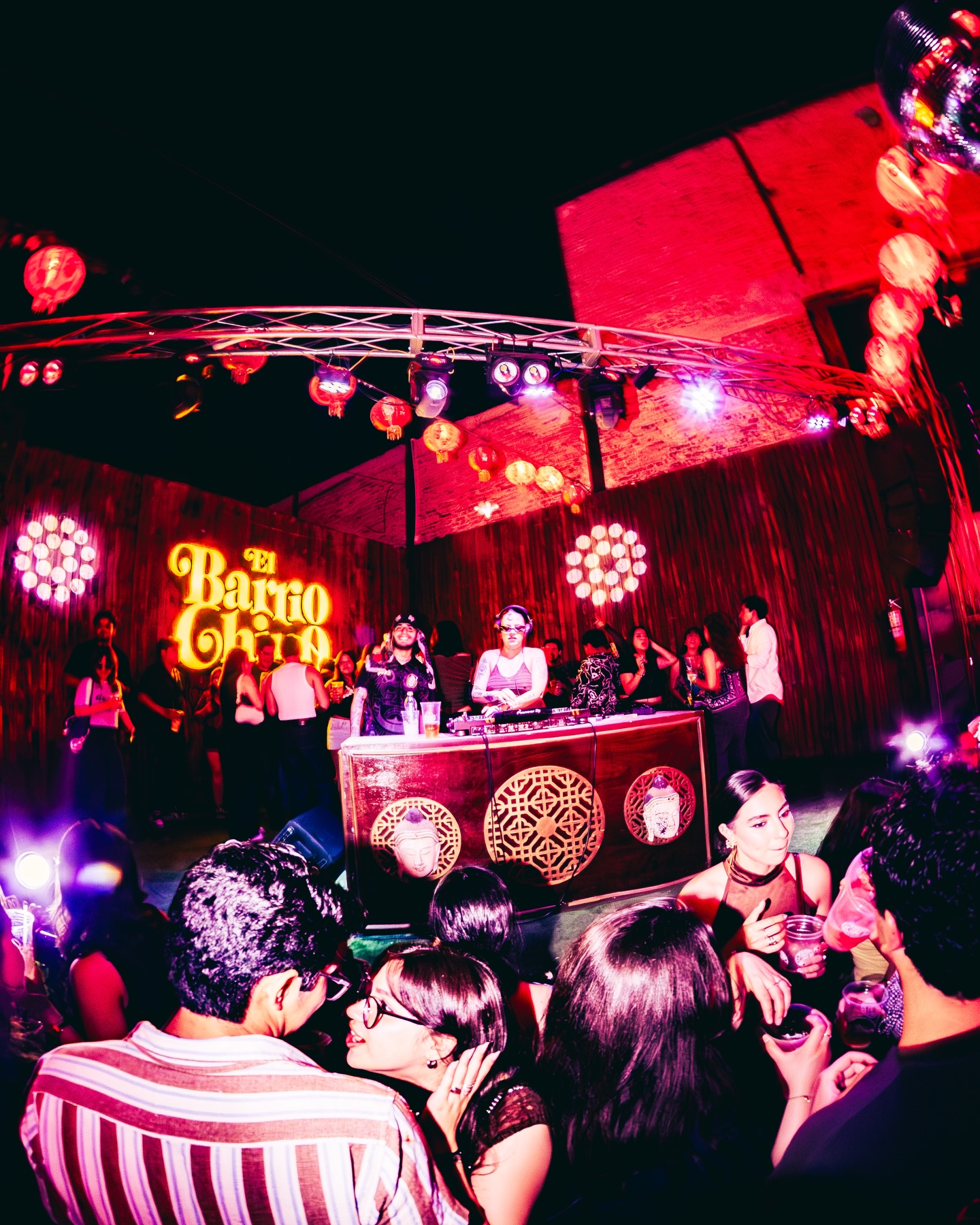 OTRO VERANO EN EL BARRIO… ¡A HIDRATARNOS! 🪩🧊☀️

Ya llegó y ni modo que nos hagamos güeyes, vivimos en Mexicali y estamos listos para recibir esta temporada donde el dancefloor se siente más, el agua es clave y la caída del sol es el mejor momento para llegar al Barrio. 🕺

Es nuestra temporada difícil… Los vamos a cuidar, vamos a hacer que se diviertan y estaremos muy agradecidos con cada uno de ustedes que entre por la puerta a vivir un día con nosotros. ❤️