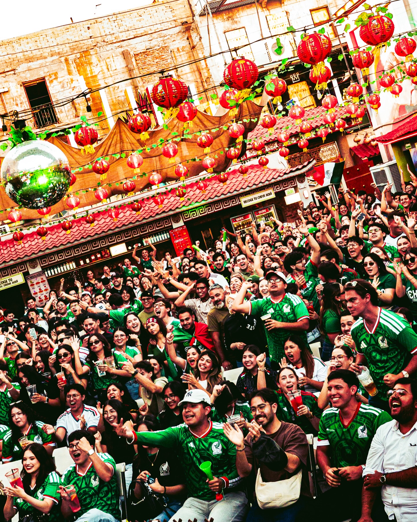 ¡EL BARRIO Y EL FÚTBOL NOS UNIERON! 🐲⚽️

Gracias por estas semanas de estar con nosotros desde temprano, gritando cada gol, bailando cada deejay y sobretodo, sin echar bronca… Un Barrio lleno y que no exista ni un solo empujón, habla mucho de su raza. ❤️

GRACIAS BARRIO, SEGUIMOS CREYENDO Y BAILANDO.