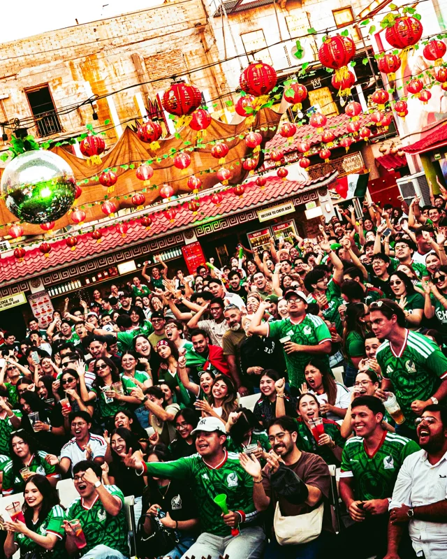 ¡EL BARRIO Y EL FÚTBOL NOS UNIERON! 🐲⚽️

Gracias por estas semanas de estar con nosotros desde temprano, gritando cada gol, bailando cada deejay y sobretodo, sin echar bronca… Un Barrio lleno y que no exista ni un solo empujón, habla mucho de su raza. ❤️

GRACIAS BARRIO, SEGUIMOS CREYENDO Y BAILANDO.