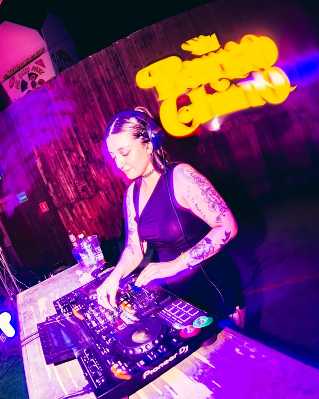 OTRO VERANO EN EL BARRIO… ¡A HIDRATARNOS! 🪩🧊☀️

Ya llegó y ni modo que nos hagamos güeyes, vivimos en Mexicali y estamos listos para recibir esta temporada donde el dancefloor se siente más, el agua es clave y la caída del sol es el mejor momento para llegar al Barrio. 🕺

Es nuestra temporada difícil… Los vamos a cuidar, vamos a hacer que se diviertan y estaremos muy agradecidos con cada uno de ustedes que entre por la puerta a vivir un día con nosotros. ❤️