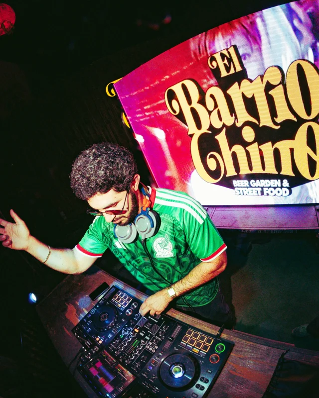 ¡EL BARRIO Y EL FÚTBOL NOS UNIERON! 🐲⚽️

Gracias por estas semanas de estar con nosotros desde temprano, gritando cada gol, bailando cada deejay y sobretodo, sin echar bronca… Un Barrio lleno y que no exista ni un solo empujón, habla mucho de su raza. ❤️

GRACIAS BARRIO, SEGUIMOS CREYENDO Y BAILANDO.
