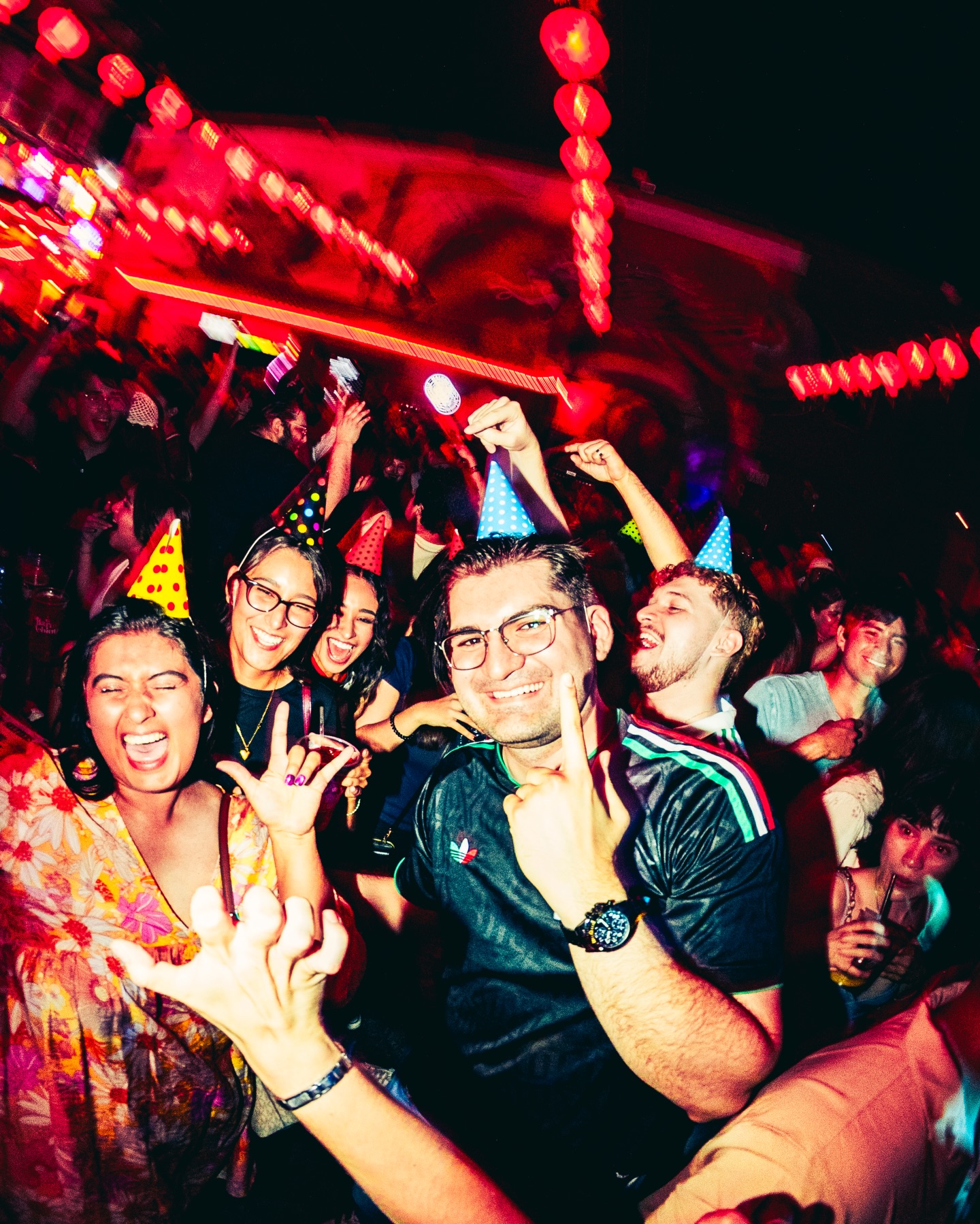 OTRO VERANO EN EL BARRIO… ¡A HIDRATARNOS! 🪩🧊☀️

Ya llegó y ni modo que nos hagamos güeyes, vivimos en Mexicali y estamos listos para recibir esta temporada donde el dancefloor se siente más, el agua es clave y la caída del sol es el mejor momento para llegar al Barrio. 🕺

Es nuestra temporada difícil… Los vamos a cuidar, vamos a hacer que se diviertan y estaremos muy agradecidos con cada uno de ustedes que entre por la puerta a vivir un día con nosotros. ❤️