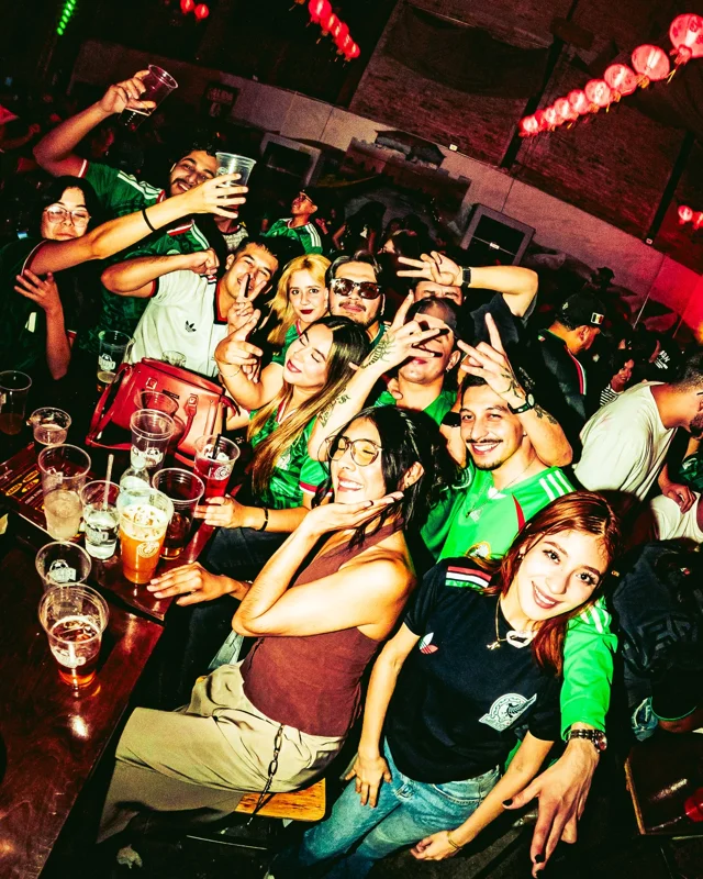 ¡EL BARRIO Y EL FÚTBOL NOS UNIERON! 🐲⚽️

Gracias por estas semanas de estar con nosotros desde temprano, gritando cada gol, bailando cada deejay y sobretodo, sin echar bronca… Un Barrio lleno y que no exista ni un solo empujón, habla mucho de su raza. ❤️

GRACIAS BARRIO, SEGUIMOS CREYENDO Y BAILANDO.