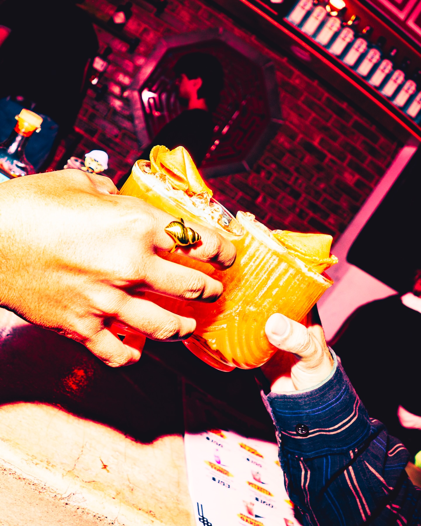 OTRO VERANO EN EL BARRIO… ¡A HIDRATARNOS! 🪩🧊☀️

Ya llegó y ni modo que nos hagamos güeyes, vivimos en Mexicali y estamos listos para recibir esta temporada donde el dancefloor se siente más, el agua es clave y la caída del sol es el mejor momento para llegar al Barrio. 🕺

Es nuestra temporada difícil… Los vamos a cuidar, vamos a hacer que se diviertan y estaremos muy agradecidos con cada uno de ustedes que entre por la puerta a vivir un día con nosotros. ❤️