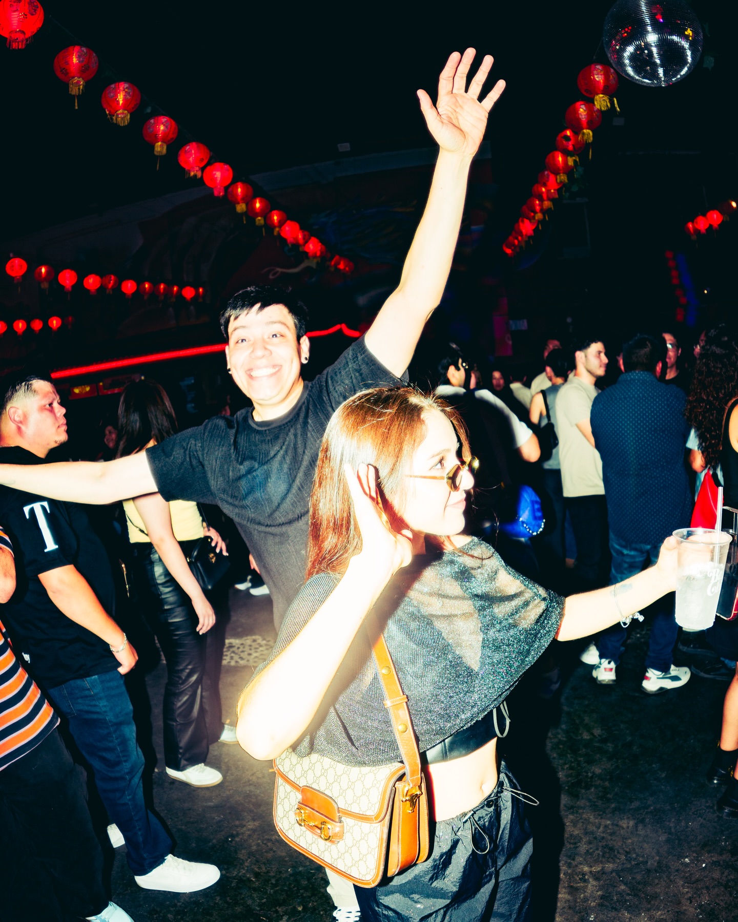 OTRO VERANO EN EL BARRIO… ¡A HIDRATARNOS! 🪩🧊☀️

Ya llegó y ni modo que nos hagamos güeyes, vivimos en Mexicali y estamos listos para recibir esta temporada donde el dancefloor se siente más, el agua es clave y la caída del sol es el mejor momento para llegar al Barrio. 🕺

Es nuestra temporada difícil… Los vamos a cuidar, vamos a hacer que se diviertan y estaremos muy agradecidos con cada uno de ustedes que entre por la puerta a vivir un día con nosotros. ❤️