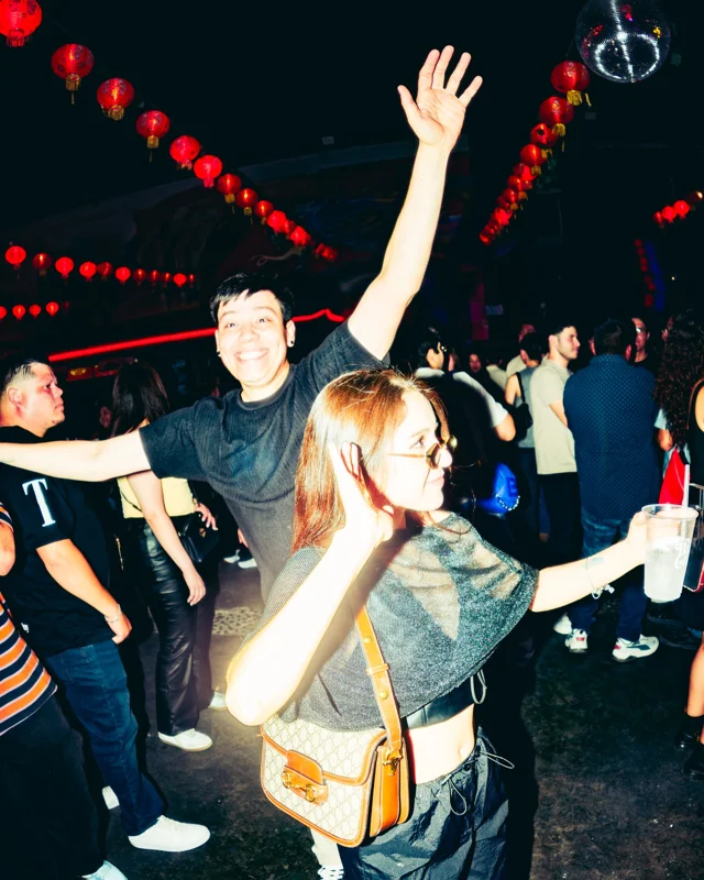 OTRO VERANO EN EL BARRIO… ¡A HIDRATARNOS! 🪩🧊☀️

Ya llegó y ni modo que nos hagamos güeyes, vivimos en Mexicali y estamos listos para recibir esta temporada donde el dancefloor se siente más, el agua es clave y la caída del sol es el mejor momento para llegar al Barrio. 🕺

Es nuestra temporada difícil… Los vamos a cuidar, vamos a hacer que se diviertan y estaremos muy agradecidos con cada uno de ustedes que entre por la puerta a vivir un día con nosotros. ❤️