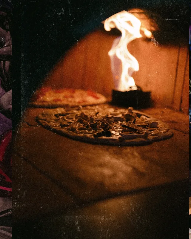 🪩 El fin de semana siguió encendido en ΛMӨЯΣ Disco & Pizza 🍕🔥 

La segunda noche de 𝕄𝕚𝕕𝕟𝕚𝕘𝕙𝕥 𝕄𝕦𝕤𝕚𝕔 𝕎𝕖𝕖𝕜𝕖𝕟𝕕 🍄 nos regaló pura buena música, baile, drinks, pizza y momentos que hicieron vibrar cada rincón del 𝐅𝐮𝐥𝐥 𝐀𝐫𝐭 𝐂𝐚𝐫 @xolo.bus 🚍 junto a @pippiciez 🎧🔊 

𝘎𝘳𝘢𝘤𝘪𝘢𝘴 𝘢 𝘵𝘰𝘥𝘰𝘴 𝘭𝘰𝘴 𝘲𝘶𝘦 𝘧𝘰𝘳𝘮𝘢𝘳𝘰𝘯 𝘱𝘢𝘳𝘵𝘦 𝘥𝘦 𝘦𝘴𝘵𝘢 𝘦𝘹𝘱𝘦𝘳𝘪𝘦𝘯𝘤𝘪𝘢 ✨
