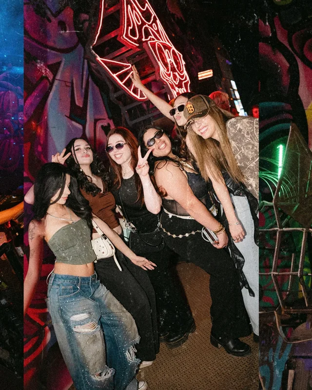 🪩 El fin de semana siguió encendido en ΛMӨЯΣ Disco & Pizza 🍕🔥 

La segunda noche de 𝕄𝕚𝕕𝕟𝕚𝕘𝕙𝕥 𝕄𝕦𝕤𝕚𝕔 𝕎𝕖𝕖𝕜𝕖𝕟𝕕 🍄 nos regaló pura buena música, baile, drinks, pizza y momentos que hicieron vibrar cada rincón del 𝐅𝐮𝐥𝐥 𝐀𝐫𝐭 𝐂𝐚𝐫 @xolo.bus 🚍 junto a @pippiciez 🎧🔊 

𝘎𝘳𝘢𝘤𝘪𝘢𝘴 𝘢 𝘵𝘰𝘥𝘰𝘴 𝘭𝘰𝘴 𝘲𝘶𝘦 𝘧𝘰𝘳𝘮𝘢𝘳𝘰𝘯 𝘱𝘢𝘳𝘵𝘦 𝘥𝘦 𝘦𝘴𝘵𝘢 𝘦𝘹𝘱𝘦𝘳𝘪𝘦𝘯𝘤𝘪𝘢 ✨