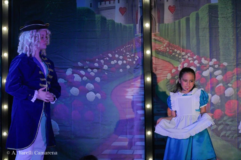 Les compartimos más fotos de Alicia en el País de las Maravillas jr. con otro de nuestros elencos ✨
Amamos ver el talento de estos niños en acción 🌟 si pudiste ver la obra, cuéntanos: ¿Qué te pareció? 🐰