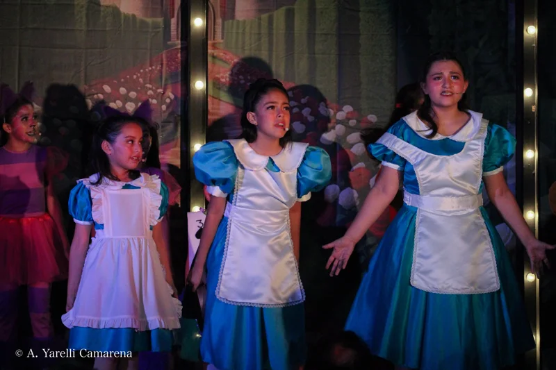 Les compartimos más fotos de Alicia en el País de las Maravillas jr. con otro de nuestros elencos ✨
Amamos ver el talento de estos niños en acción 🌟 si pudiste ver la obra, cuéntanos: ¿Qué te pareció? 🐰