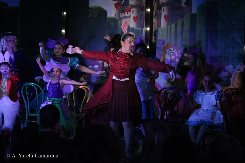 Les compartimos más fotos de Alicia en el País de las Maravillas jr. con otro de nuestros elencos ✨
Amamos ver el talento de estos niños en acción 🌟 si pudiste ver la obra, cuéntanos: ¿Qué te pareció? 🐰