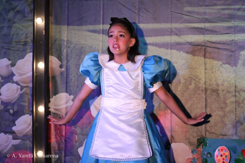 Les compartimos más fotos de Alicia en el País de las Maravillas jr. con otro de nuestros elencos ✨
Amamos ver el talento de estos niños en acción 🌟 si pudiste ver la obra, cuéntanos: ¿Qué te pareció? 🐰