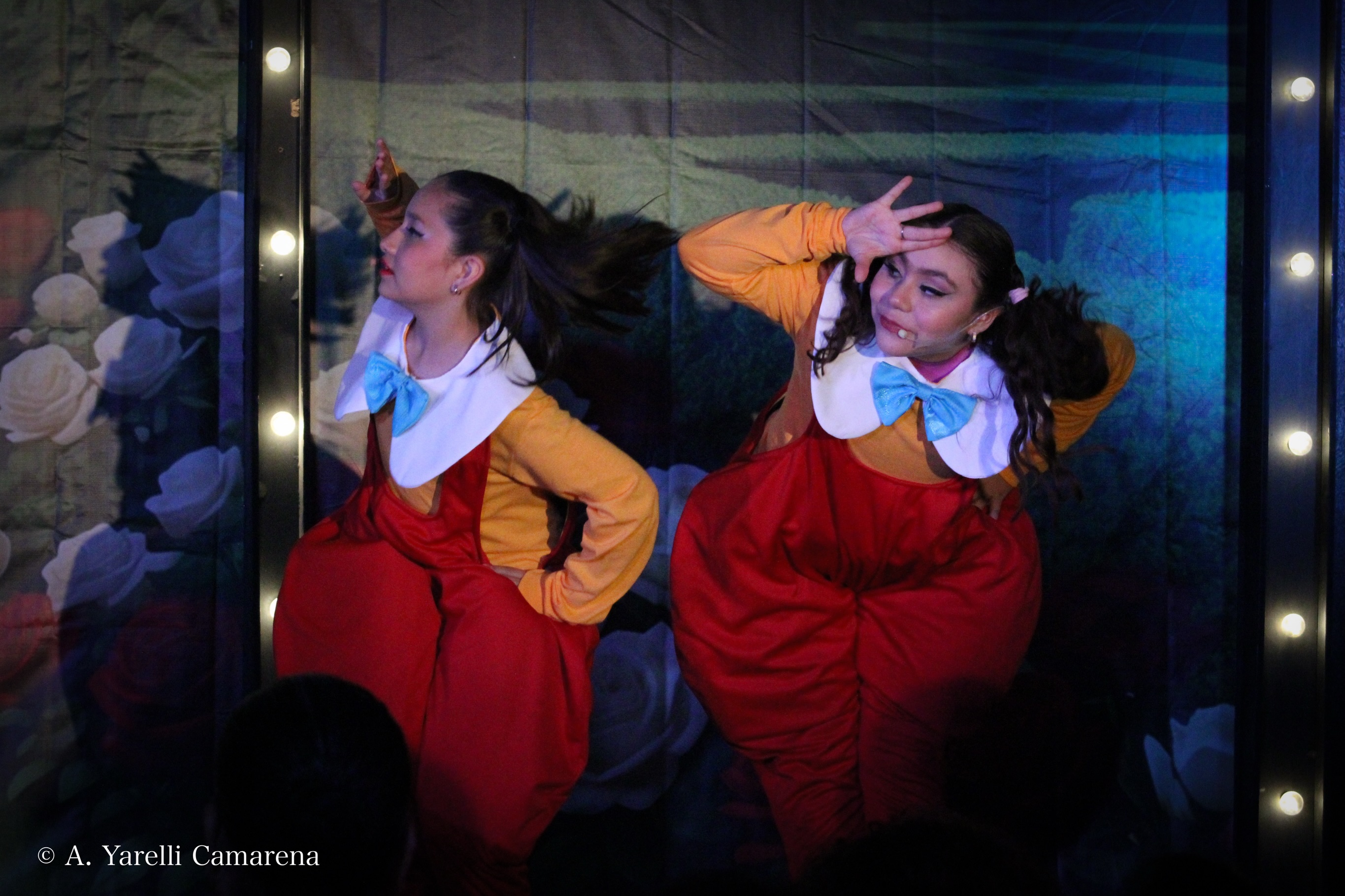 Les compartimos más fotos de Alicia en el País de las Maravillas jr. con otro de nuestros elencos ✨
Amamos ver el talento de estos niños en acción 🌟 si pudiste ver la obra, cuéntanos: ¿Qué te pareció? 🐰