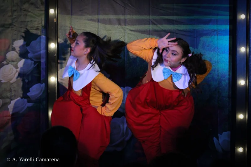 Les compartimos más fotos de Alicia en el País de las Maravillas jr. con otro de nuestros elencos ✨
Amamos ver el talento de estos niños en acción 🌟 si pudiste ver la obra, cuéntanos: ¿Qué te pareció? 🐰